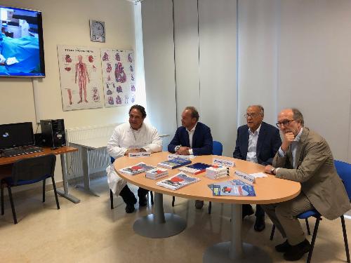 Il vicegovernatore Fvg con delega alla Salute, Riccardo Riccardi (a dx), all'inaugurazione dei macchinari donati al polo cardiologico di Cattinara (Trieste) dagli Amici del Cuore con il presidente dell'associazione, Rodolfo Edera (secondo da dx), il commissario straordinario di Asuits, Antonio Poggiana (secondo da sx) e il direttore del dipartimento cardiovascolare, Gianfranco Sinagra